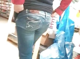 Amateur chick wearing jeans gets caught on a voyeur's cam