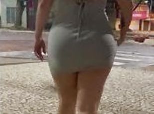 Katy Kampa milf tirando calcinha em público