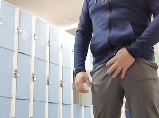 PINOY INABUTAN NG LIBOG SA SAUNA LOCKER ROOM