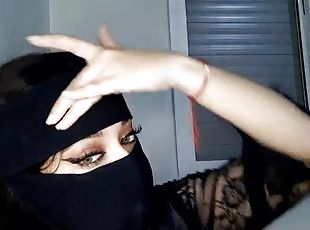 Arab MILF teases me on webcam