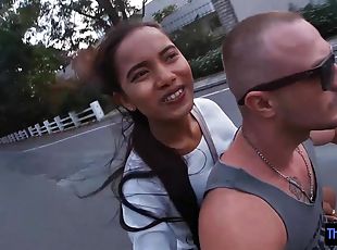 Amateur Thai girlfriend blowjob video
