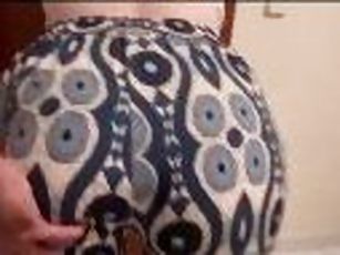 Booty bouncing tease